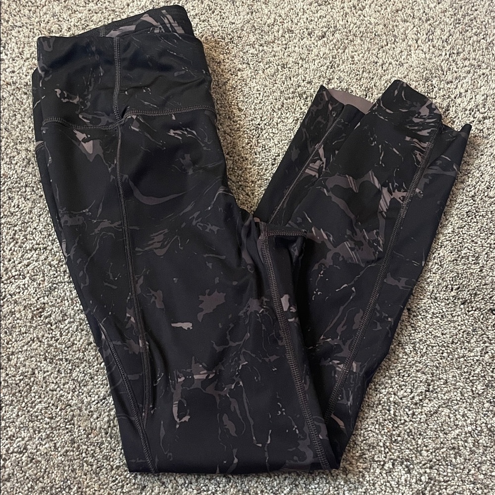 Athlete printed black and grey legging. Raw hem XS